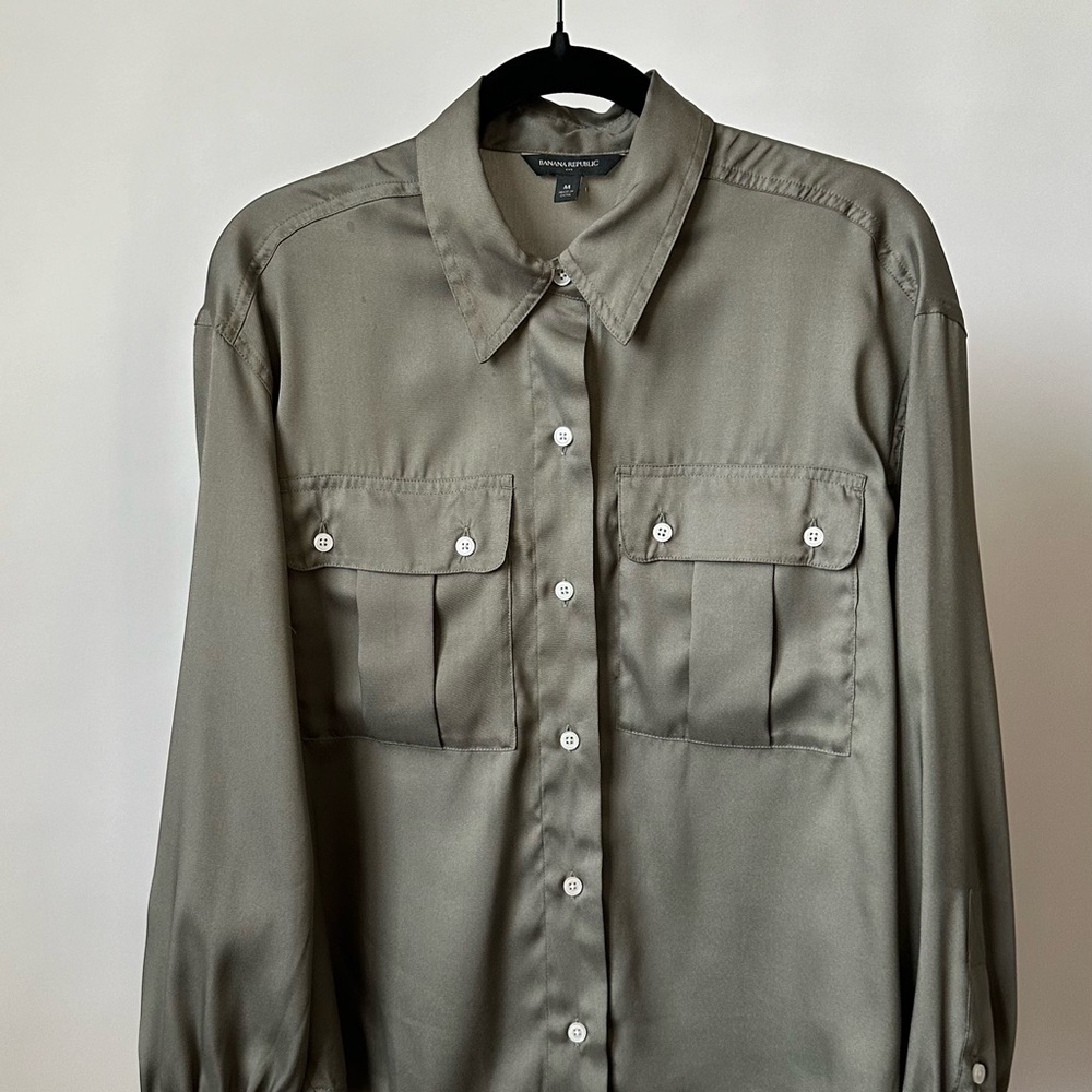 BANANA REPUBLIC DOUBLE POCKET SATIN SHIRT UTILITY STYLE in Green Size-Medium - Picture 9 of 10